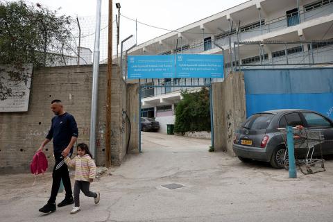 طالبات أمام مدرسة تابعة لأونروا في شعفاط بالقدس المحتلة (Getty Images).jpg