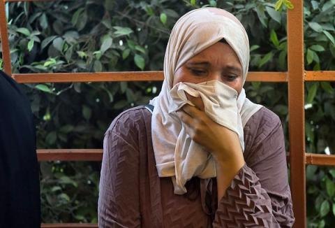 ودّع فلسطينيون جثمان إبراهيم كوارع خلال جنازته في خان يونس، جنوب قطاع غزة، في 22 أغسطس/آب 2026. استشهد كوارع بنيران الجيش الإسرائيلي قرب "الخط الأصفر" شرق خان يونس، وفقًا لمصادر فلسطينية. صورة: طارق محمد