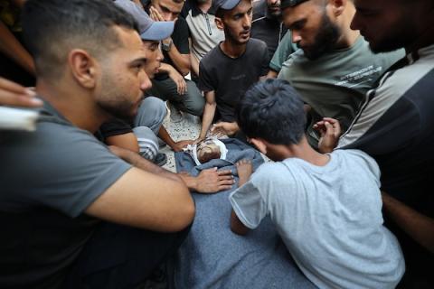 يتجمع المشيعون في مستشفى الشفاء بمدينة غزة لتوديع جثامين عدد من الفلسطينيين الذين سقطوا في غارات جوية إسرائيلية استهدفت مناطق متعددة من المدينة مساء اليوم السابق، 3 أغسطس/آب 2026. (صورة: هادي داود/