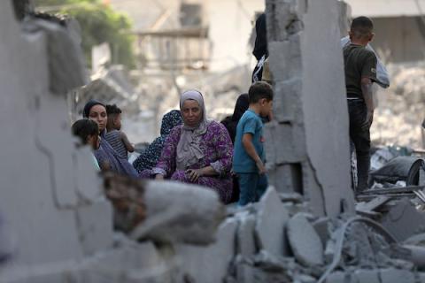 يتفقد فلسطينيون الأضرار الناجمة عن غارة جوية إسرائيلية استهدفت منزلاً في منطقة الصفطاوي بمدينة غزة في الأول من أغسطس/آب 2026.صورة: بلال أسامة