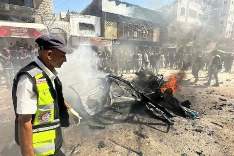 تجمّع فلسطينيون في موقع غارة إسرائيلية استهدفت مركبة مدنية في حي تل الهوى بمدينة غزة في 31 أغسطس/آب 2026.(صورة: هادي داود)