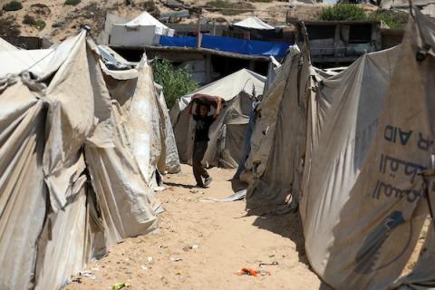 فلسطينيون نازحون يقيمون في خيام مؤقتة ومكتظة على طول شاطئ مدينة غزة، في 12 أغسطس/آب 2026.(صورة: بلال أسامة)