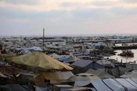 فلسطينيون نازحون يحاولون مواصلة حياتهم اليومية داخل خيام متداعية ومكتظة على شاطئ مدينة غزة، وسط ظروف إنسانية قاسية فرضها النزوح المطول والحرب، 7 أغسطس/آب 2026. تصوير: بلال أسامة