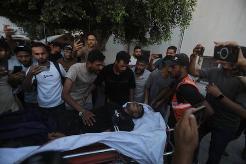 ودّع فلسطينيون جثامين ثلاثة أشخاص في مجمع الشفاء الطبي بمدينة غزة في 25 أغسطس/آب 2026، بعد استشهادهم في غارة إسرائيلية على مخيم جباليا (صورة: بلال أسامة)