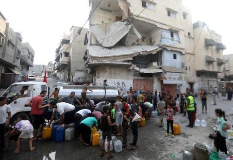 نازحون فلسطينيون ينتظرون الحصول على المياه قرب "الخط الأصفر" شرق مدينة غزة في 18 أغسطس/آب 2026. تصوير: بلال أسامة