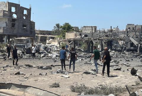 تجمّع فلسطينيون في موقع غارة إسرائيلية استهدفت بركسا قرب مفترق المغازي وسط قطاع غزة، في 23 أغسطس/آب 2026،(صورة: أحمد إبراهيم)