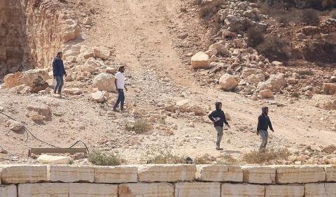 مستوطنون أثناء هجومهم على بلدة قصرة جنوب نابلس، السبت (Gettyimages).jpg