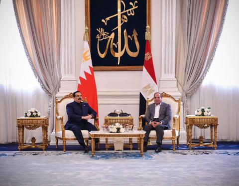 الرئيس عبد الفتاح السيسي يستقبل بالقصر الجمهوري بمدينة العلمين الجديدة، الملك حمد بن عيسى آل خليفة، ملك مملكة البحرين.jpg