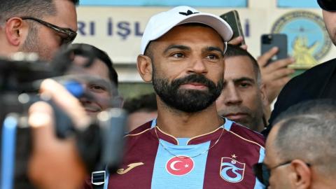 محمد صلاح يصل إسطنبول تمهيدًا لإتمام انتقاله إلى طرابزون سبور.jpeg