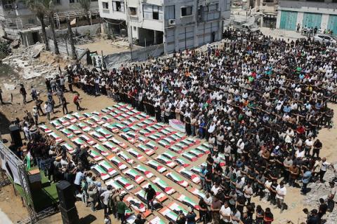 حضر فلسطينيون جنازة 112 فرداً من قبيلتي الحسينة وأبو شريعة، الذين قُتلوا في غارة إسرائيلية عام 2023. (صورة: محمد صالحة)