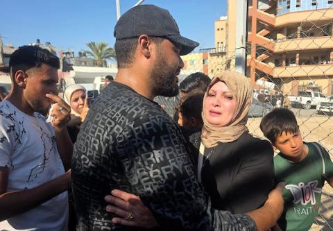 مرضى فلسطينيون ومرافقوهم لدى وصولهم إلى مجمع ناصر الطبي في خان يونس، جنوب قطاع غزة، في 10 أغسطس/آب 2026، بعد عودتهم من الضفة الغربية عبر معبر كرم أبو سالم إثر أشهر من تعذر الوصول إلى غزة بسبب الحرب وإغلاق المعابر.  (صورة: طارق محمد)