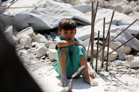 يحاول فلسطينيون نازحون مواصلة حياتهم اليومية بالقرب من منازلهم المدمرة في حي الزيتون بمدينة غزة، في 23 أغسطس/آب 2026. ويعيش السكان في خيام وملاجئ مؤقتة بجوار أنقاض المباني التي دمرت خلال الحرب.  (صورة: بلال أسامة)