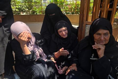 فلسطينيون يحضرون جنازة إسماعيل البريم في خان يونس، جنوب قطاع غزة، في 26 أغسطس/آب 2026، بعد استشهاده في غارة جوية إسرائيلية بطائرة مسيرة استهدفت خيمة في مخيم الغيث بمنطقة المواصي.  صورة: طارق محمد