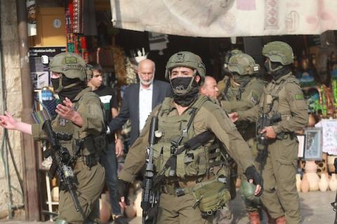 انتشر جنود إسرائيليون في البلدة القديمة بالخليل في الضفة الغربية، في 15 أغسطس/آب 2026.صورة: مأمون وزواز