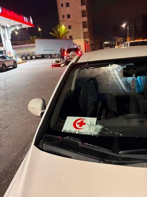 تضرر مركبة أحد المواطنين جراء رشقها بالحجارة من قبل مستعمرين، في شارع النفق الرابط بين بلدتي الجيب وبدو شمال غرب القدس.jpg
