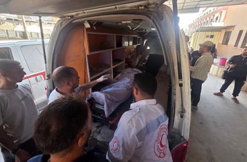 نقل مسعفون فلسطينيون جثمان عزام رفعت العبادلة إلى مجمع ناصر الطبي بعد استشهاده إثر قصف طائرة إسرائيلية لخيمة في منطقة المواصي بخان يونس، جنوب قطاع غزة، في 27 أغسطس/آب 2026. (صورة: طارق محمد)