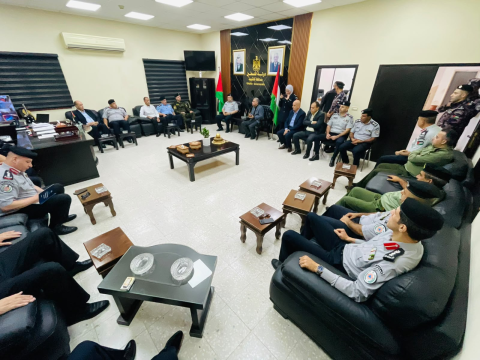 محافظ  قلقيلية يلتقي مدير عام الدفاع المدني ويبحث معه عدد من القضايا.png