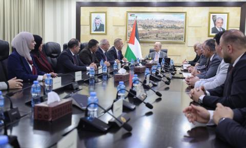 مصطفى يستقبل وفدا من بلدية الخليل ويطلع على أهم احتياجاتها وأولوياتها 11.jpg
