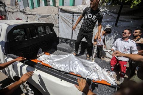 انتشل مسعفون ومتطوعون فلسطينيون جثامين شهداء وجرحى من موقع غارة جوية إسرائيلية استهدفت مقرًا للشرطة البلدية وسط مدينة غزة، في 19 أغسطس/آب 2026، وأسفرت، وفق مصادر طبية، عن استشهاد تسعة فلسطينيين وإصابة أكثر من 15 آخرين. (صورة: بلال أسامة)