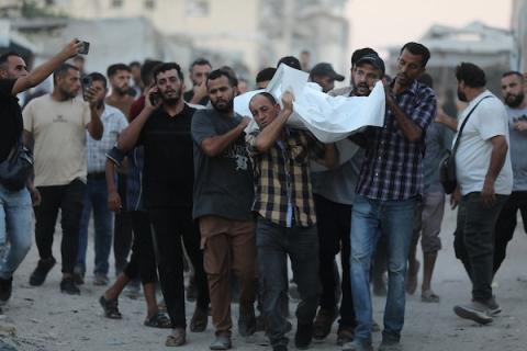 ودّع فلسطينيون جثامين ثلاثة أشخاص في مجمع الشفاء الطبي بمدينة غزة في 25 أغسطس/آب 2026، بعد استشهادهم في غارة إسرائيلية على مخيم جباليا (صورة: بلال أسامة)