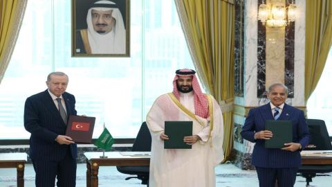 الرئيس التركي رجب طيب أردوغان، وولي العهد السعودي الأمير محمد بن سلمان، ورئيس الوزراء الباكستاني شهباز شريف. 7 آب 2026. (رويترز).jpeg
