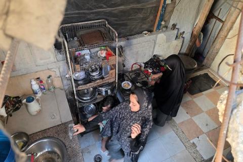 عائلات فلسطينية تعيش بين أنقاض مبانٍ متضررة ومهددة بالانهيار في خان يونس، جنوب قطاع غزة، في 17 سبتمبر/أيلول 2026، وسط نقص حاد في المساكن والملاجئ البديلة، فيما تتزايد المخاوف من انهيارات مفاجئة للمباني المتصدعة.  (تصوير: طارق محمد)