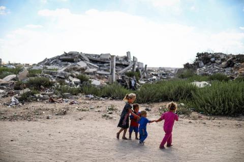 فلسطينيون نازحون يمارسون أنشطتهم اليومية داخل خيام نُصبت قرب منازلهم المدمرة في حي الزيتون، جنوب مدينة غزة، في 28 سبتمبر/أيلول 2026. (صورة: بلال أسامة)