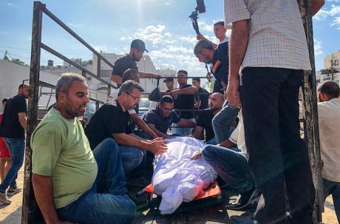 ودّع المشيّعون شادي أبو حصيرة، الذي استُشهد في غارة إسرائيلية استهدفت سيارته عند مفترق طرق الصناعة بمدينة غزة مساء اليوم السابق، في 28 سبتمبر/أيلول 2026. (صورة: محمد صالحة)