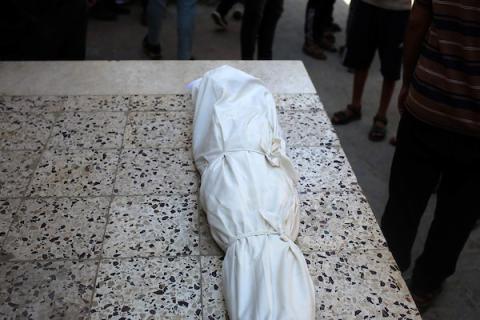ودّع المشيّعون جثامين فلسطينيين اثنين، أحدهما طفل، وأدّوا صلاة الجنازة في مجمع الشفاء الطبي بمدينة غزة، قطاع غزة، في 7 سبتمبر/أيلول 2026. صورة: محمد صالحة