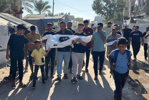 يحمل المشيعون جثمان أمل المغير، البالغة من العمر 8 سنوات، خلال موكب جنازتها من مجمع ناصر الطبي في خان يونس، جنوب قطاع غزة، في 16 سبتمبر/أيلول 2026. (صورة: طارق محمد)