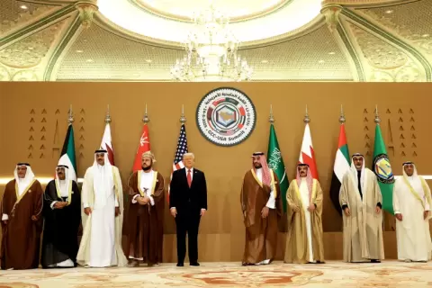 الرئيس الأمريكي دونالد ترمب (وسط) في صورة جماعية عقب قمة قادة مجلس التعاون الخليجي بالرياض في 14 مايو-أيار 2025 (غيتي).webp