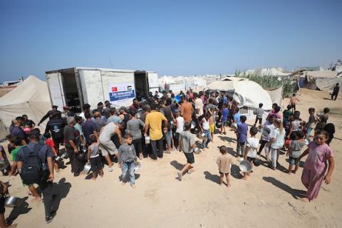 فلسطينيون نازحون يتلقون وجبات غذائية مجانية خلال عملية توزيع غرب مدينة غزة، في 9 أيلول/سبتمبر 2026، وسط ظروف إنسانية صعبة ونقص في الغذاء والاحتياجات الأساسية. تصوير: حسن الجدي.