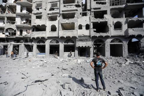 فلسطينيون يتفقدون الأضرار التي لحقت بمجمع الصخرة شرق مدينة غزة، قطاع غزة، في 6 سبتمبر/أيلول 2026، إثر غارة جوية إسرائيلية استهدفت المبنى.  (صورة: بلال أسامة)