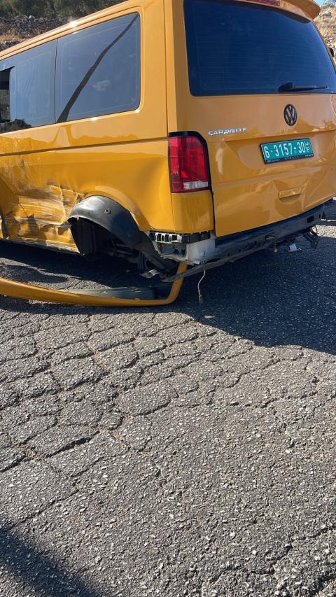 في حادث سير وقع بين مركبة عمومي ومركبة غير قانونية على طريق بيت عور التحتا.jpg