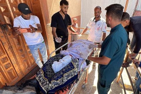نُقل جثمان محمد كامل محسن الرقب إلى مجمع ناصر الطبي بعد انتشاله إثر غارة إسرائيلية استهدفت مجموعة من الفلسطينيين في شارع روني بمنطقة المواصي في خان يونس، جنوب قطاع غزة، في 25 سبتمبر/أيلول 2026. (صورة: طارق محمد)