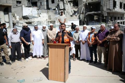 فلسطينيون يشاركون في احتجاج نظمته عائلات وعشائر فلسطينية عند موقع مبنى منهار في مدينة غزة، في 17 سبتمبر/أيلول 2026، تحت شعار «صرخة قبلية في وجه مجلس السلام». (تصوير: محمد صالحة)