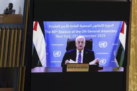 الرئيس الفلسطيني محمود عباس يلقي كلمة عبر الفيديو أمام الجمعية العامة للأمم المتحدة في سبتمبر 2025 (إ.ب.أ).webp