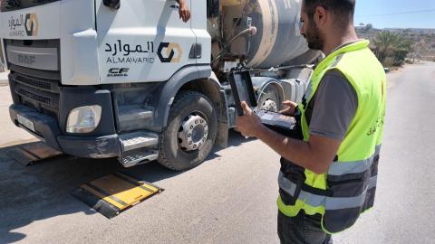 بدء استخدام موازين الكترونية حديثة وميدانية لقياس أوزان الشاحنات.jpg