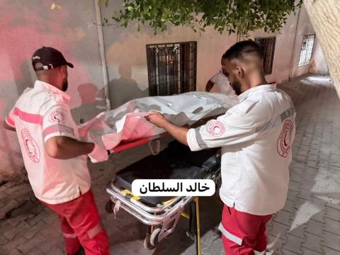 وصول مستشفى الشفاء شهيدة ومصابون؛ جراء الاستهداف الأخير من قبل طائرات الإحتلال لشقة سكنية تعود لعائلة عبد العال قرب مستشفى الشفاء.jpg