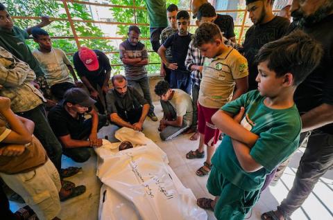 ودّع الفلسطينيون جثمان موسى أبو معروف، الذي قُتل في غارة جوية إسرائيلية بطائرة مسيرة في خان يونس، جنوب قطاع غزة، في 21 سبتمبر/أيلول 2026. (صورة: طارق محمد)