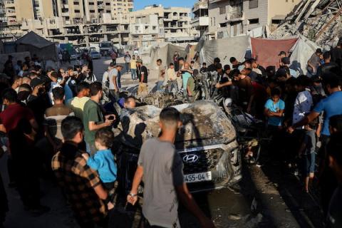 تجمّع فلسطينيون في موقع غارة جوية إسرائيلية استهدفت مركبة قرب مفترق طرق الصناعة في مدينة غزة في 27 سبتمبر/أيلول 2026.صورة: بلال أسامة
