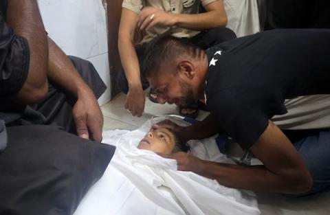 ودّع المشيّعون الطفل الفلسطيني عبيدة شيخ العيد، البالغ من العمر 10 سنوات، وحضروا جنازته في مجمع ناصر الطبي في خان يونس، جنوب قطاع غزة، في 9 سبتمبر/أيلول. (صورة: طارق محمد)
