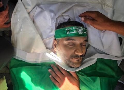 شُيّع جثمان حسن البطة، 42 عامًا، الذي استشهد متأثرًا بجراحه جراء غارة جوية إسرائيلية استهدفته في خان يونس، جنوب قطاع غزة، في 25 سبتمبر/أيلول 2026. (صورة: طارق محمد)