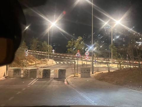 قوات الاحتلال تغلق مداخل قرية أم طوبا بالقدس المحتلة بالمكعبات الأسمنتية  1.jpg