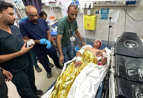 نقل مسعفون طفلين مصابين إلى قسم الطوارئ في مجمع ناصر الطبي بخان يونس، جنوب قطاع غزة، في 12 سبتمبر/أيلول 2026، بعد استهداف خيمة على طريق الرشيد الساحلي. صورة: طارق محمد