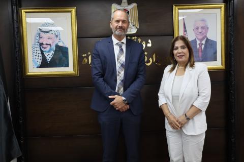 الخليلي تلتقي رئيس بعثة الشرطة الأوروبية وتبحث تعزيز التعاون المشترك