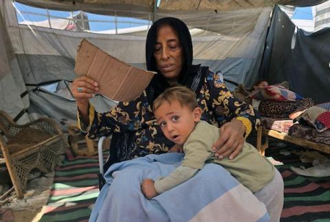 المسنة ليلى أبو عيدة تجلس داخل خيمتها في منطقة المواصي بخان يونس، جنوب قطاع غزة، في 13 سبتمبر/أيلول 2026.(صورة: طارق محمد)