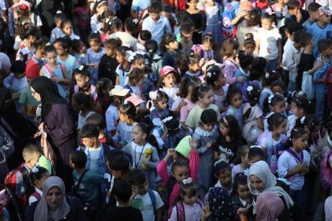 طلبة فلسطينيون يبدأون عامهم الدراسي الجديد في مدرسة تابعة لوكالة
