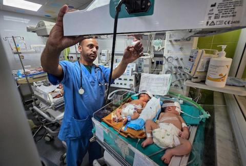 وحدة العناية المركزة لحديثي الولادة في مجمع ناصر الطبي بخان يونس، تستقبل 24 مولودًا رغم توفر 14 حاضنة فقط، في 26 سبتمبر/أيلول 2026. تصوير: طارق محمد.
