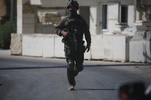 أغلقت القوات الإسرائيلية الطرق جنوب شرق جنين في الضفة الغربية في 20 سبتمبر/أيلول 2026، إثر حادثة دهس مشتبه بها قرب موقع عسكري إسرائيلي (صورة: محمد ناصر)